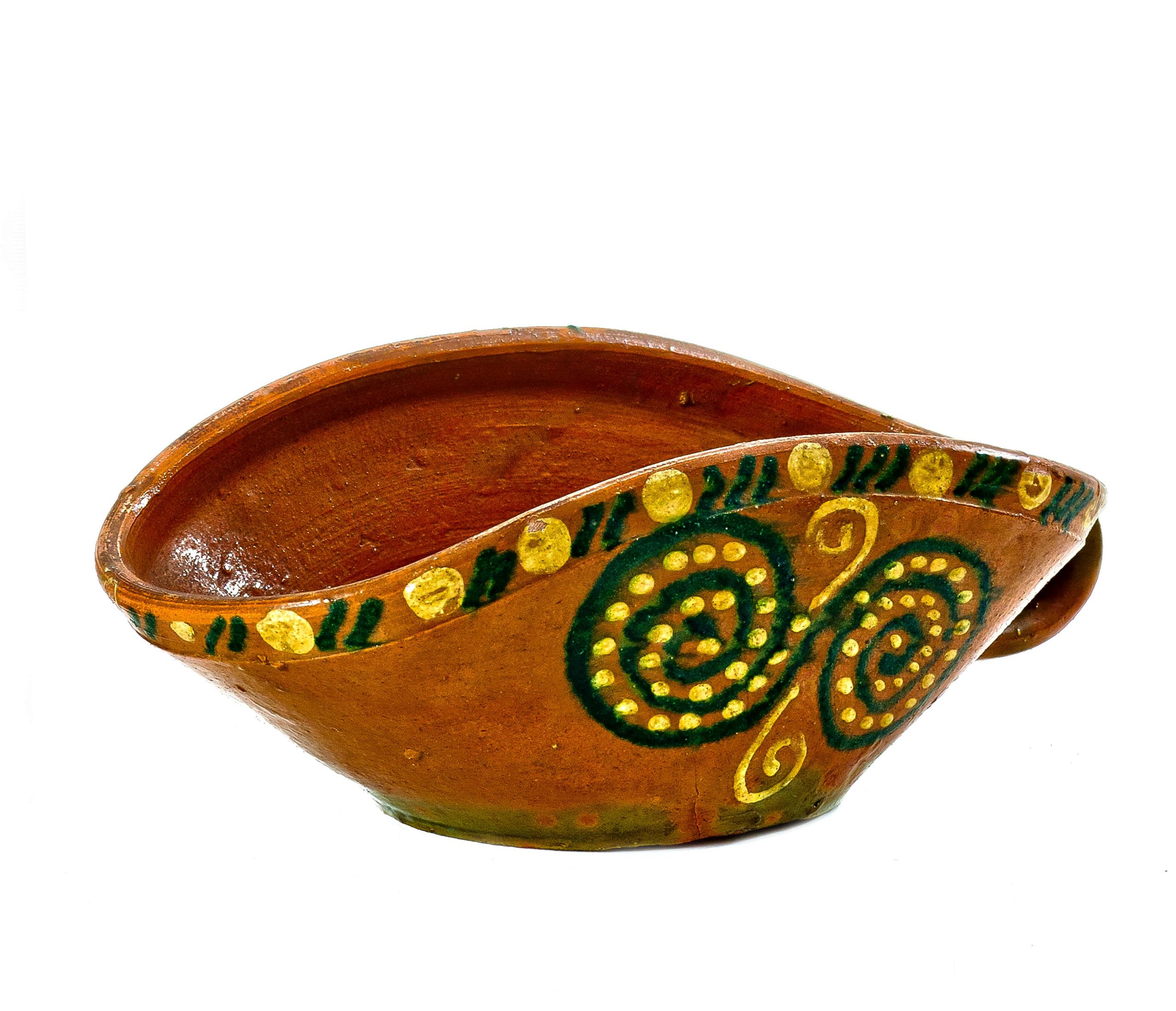 2697 etnografia - gliniana sosierka, wykonana przez mariana biernackiego z kłodawy w latach 70 - tych, wys. 10,5 cm, szer. 15 cm, dł. 27,5 cm