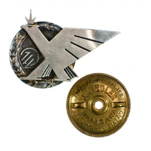 2962 ah odznaka 1 pułku lotniczego z nakrętką, wykonał j. knedler , przed 1932 r.metal, 3,5x5 cm.
