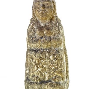 3009 etnografia - kobieta, figura kamienna, wykonana przez karola breja, ok. roku 1970, wys. 25,5 cm, szer. 11,5 cm, gł. 10,7 cm  -min