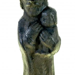 3040 etnografia - mężczyzna z dzieckiem na rękach, rzeźba ceramiczna, powiat jasielski, sprzed 1980 r., wys. 21,5 cm, szer. 6,2 cm, gł. 5,5 cm