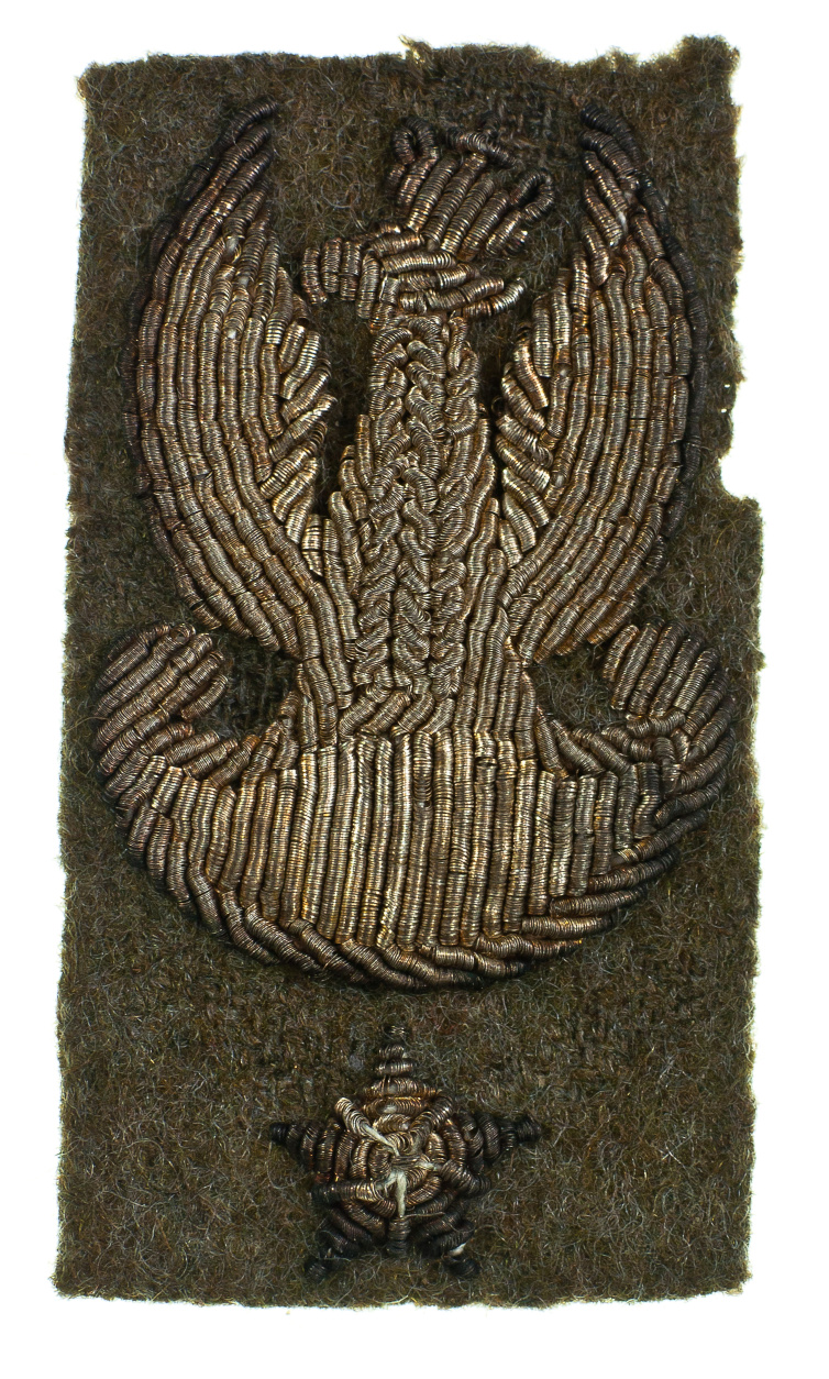 3045 ah orzeł polskich sił zbrojnych na zachodzie, haft na tkaninie z gwiazdką typu brytyjskiego, po 1940 r. 5,8x3,2 cm.