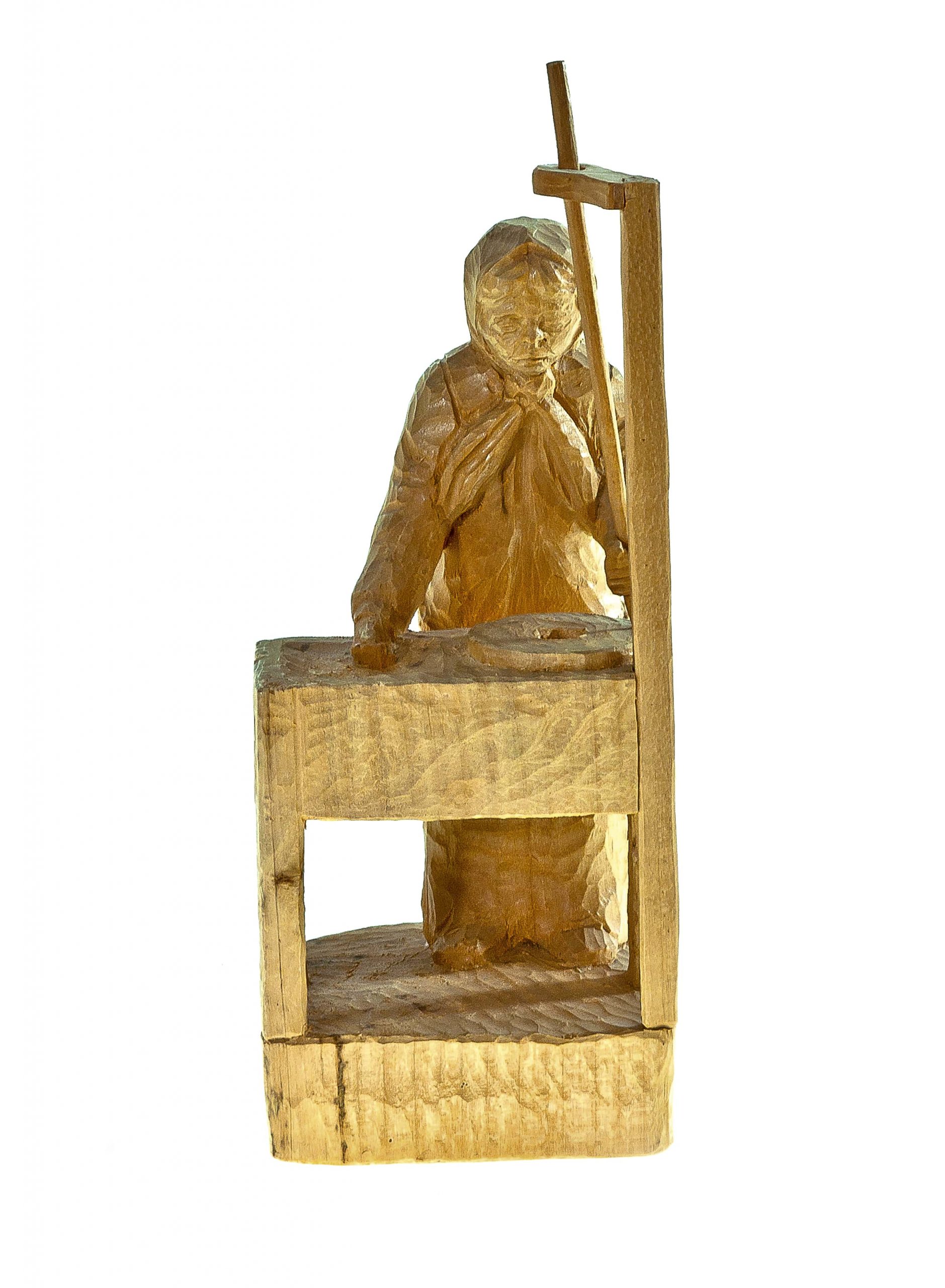 3097 etnografia - kobieta przy żarnach, rzeźba adama rąpały z jasła, 2007 r., wys. 28,7 cm, szer. 10,7 cm, gł. 11,5 cm  -min
