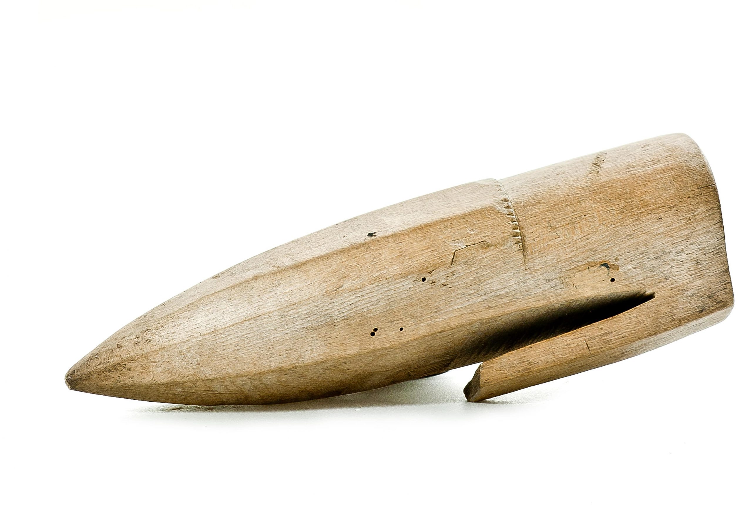 310 etnografia, pochwa na osełkę,  wydrążona z jednego kawałka drewna lipowego, Święcany, sprzed 1939 r., wys. 22 cm, śr. wylotu - 6,5 cm.