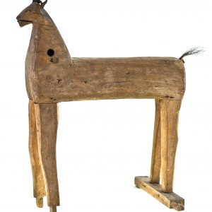317 etnografia - drewniany koń, zabawka dla dzieci, czermna, wykonał ojciec garncarza józefa gajeckiego w 1963 r., wys. 44 cm, szer. 24 cm, gł. 37 cm.