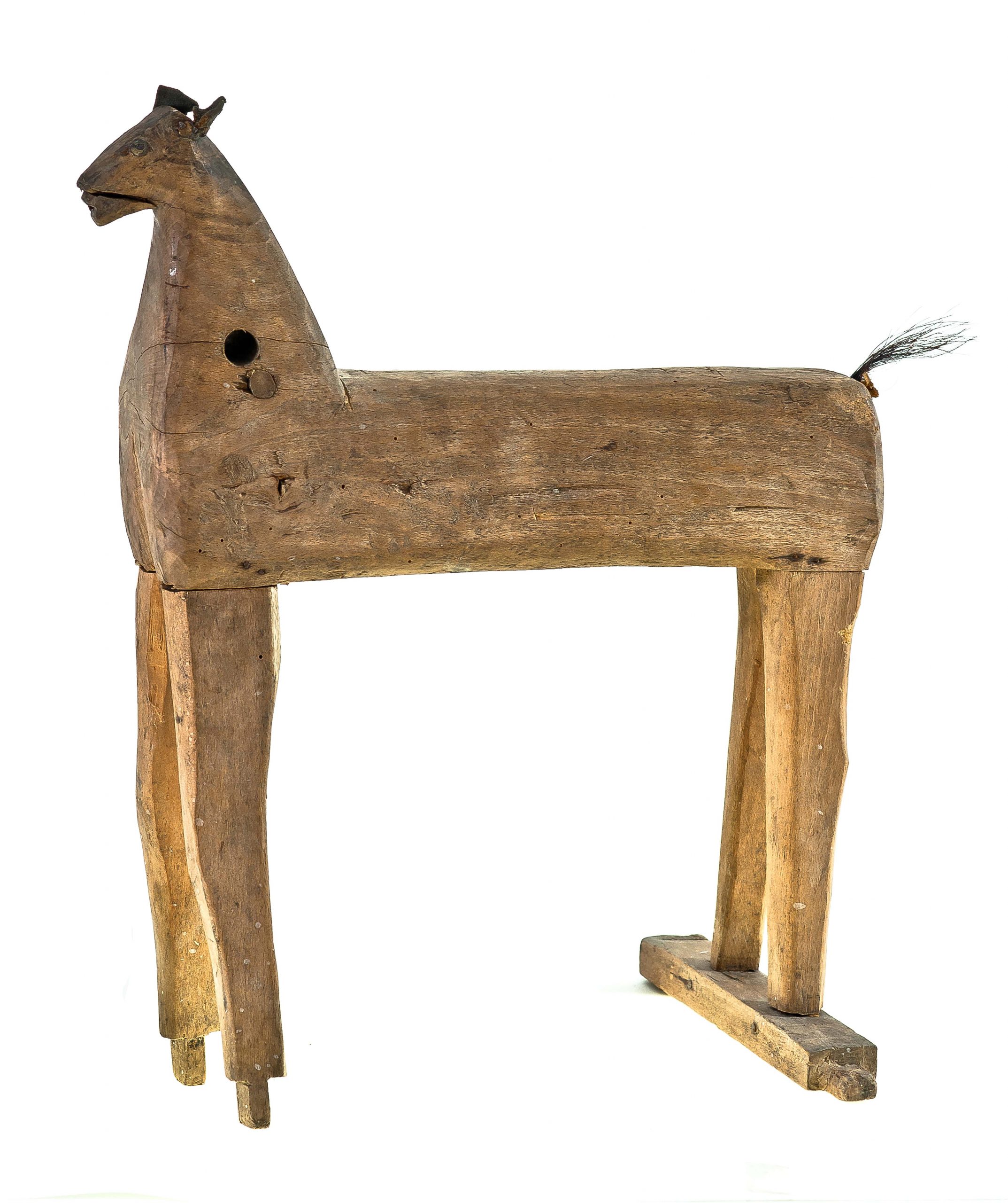 317 etnografia - drewniany koń, zabawka dla dzieci, czermna, wykonał ojciec garncarza józefa gajeckiego w 1963 r., wys. 44 cm, szer. 24 cm, gł. 37 cm.