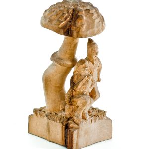 356 etnografia - rodzina krasnoludków, figurka drewniana autorstwa stanisława augustyna z kamienicy dolnej, 1967 r, wys. 12 cm, szer. 5,5 cm, gł. 5 cm