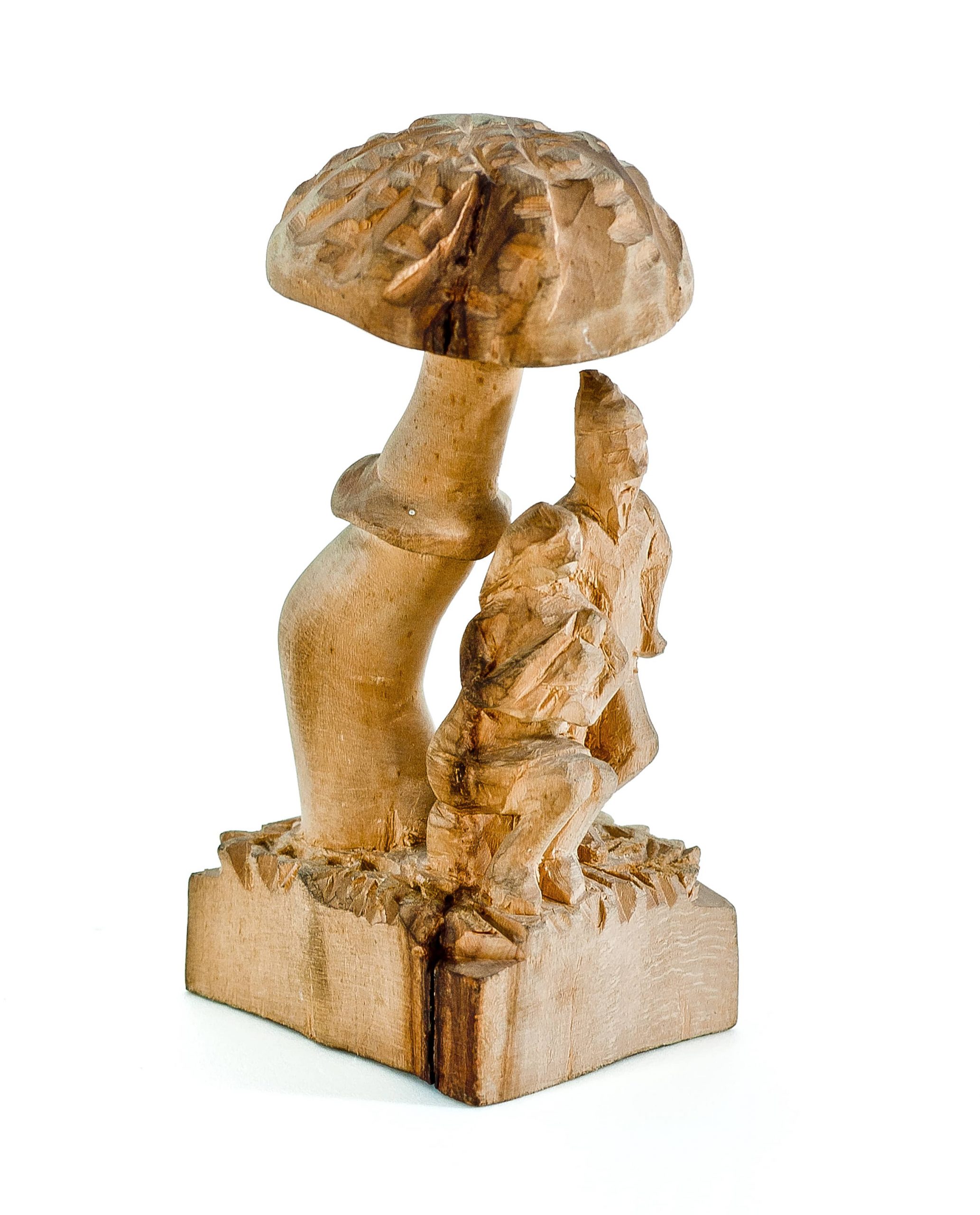 356 etnografia - rodzina krasnoludków, figurka drewniana autorstwa stanisława augustyna z kamienicy dolnej, 1967 r, wys. 12 cm, szer. 5,5 cm, gł. 5 cm