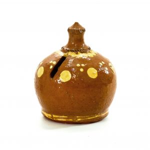 362 etnografia - skarbonka, wykonana przez józefa gajdę z nowego Żmigrodu, 1967 r., wys. 12 cm, śr. dna - 8 cm, śr. brzuśca - 9,5 cm