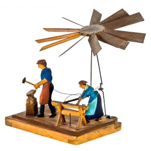 363 etnografia - kowal i tracz, zabawka, strodal, niegłowoce, 1953 r., wys. 20 cm, szer. 11 cm