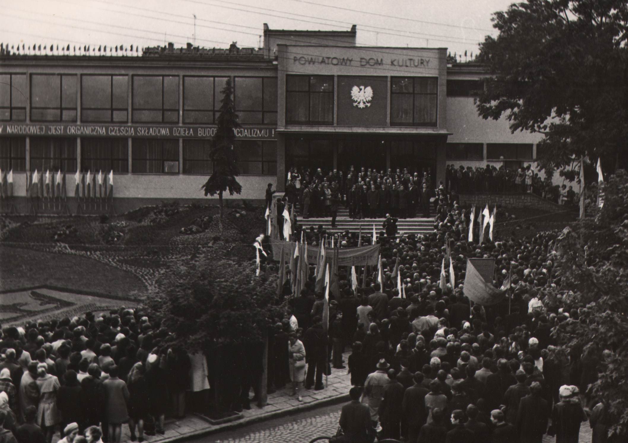 49 af otwarcie powiatowego domu kultury 1970 r. obecnie jasielski dom kultury.