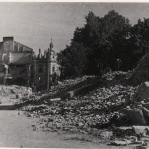 516 afh jasło ruiny przy ul. asnyka z widokiem na ul. sobieskigo. na wprost ruiny poczty, 1945 r.