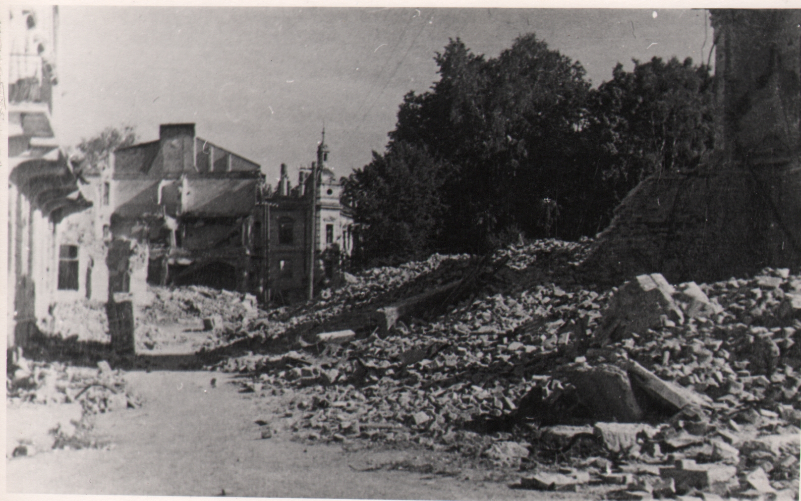 516 afh jasło ruiny przy ul. asnyka z widokiem na ul. sobieskigo. na wprost ruiny poczty, 1945 r.