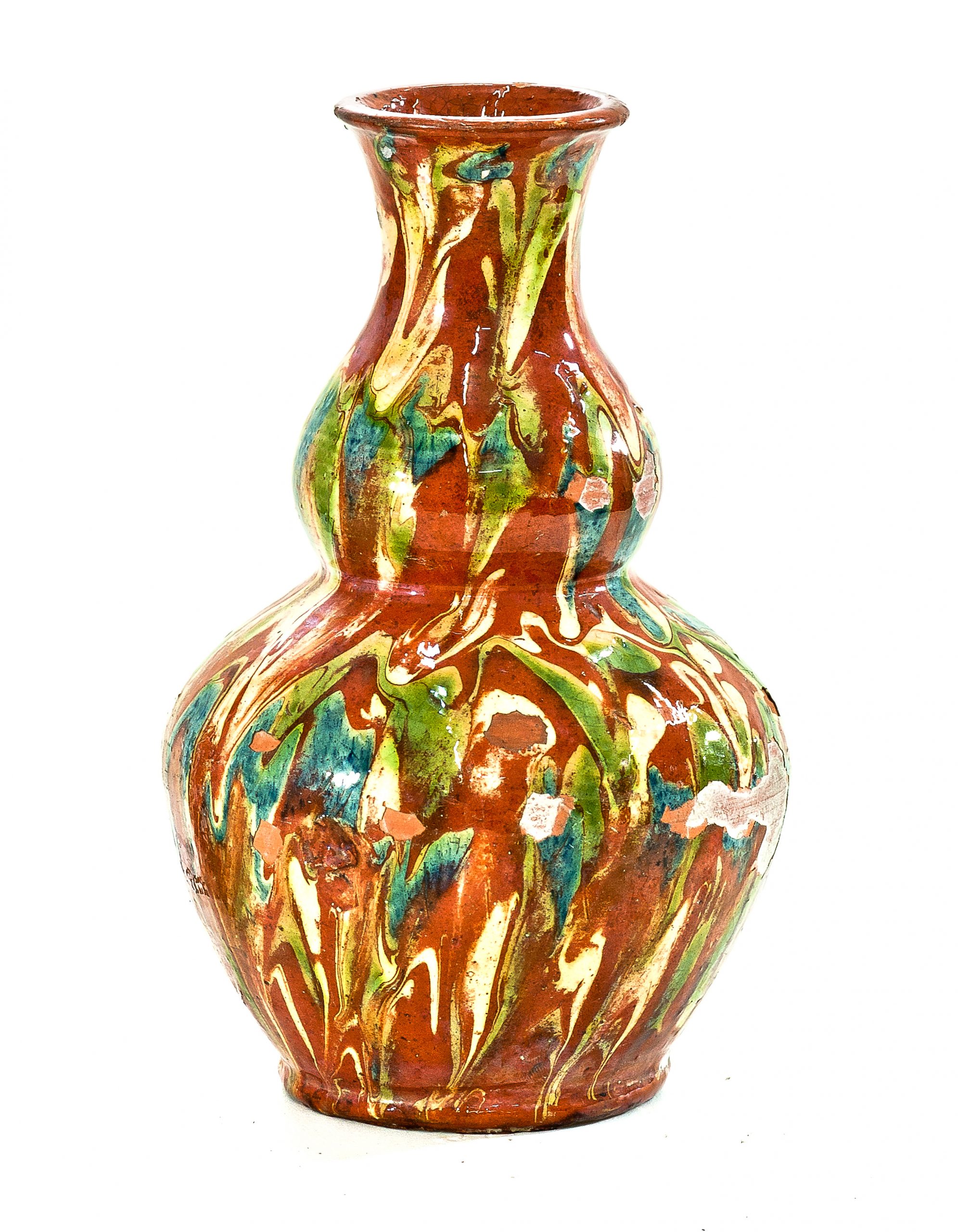 52 etnografia - flakon gliniany wykonany przez olszewskiego z jodłowej, przed 1939 r., wys. 21,5 cm, śr. szyjki - 4 cm, śr. dna - 8,3 cm, śr. wylewu - 5 cm