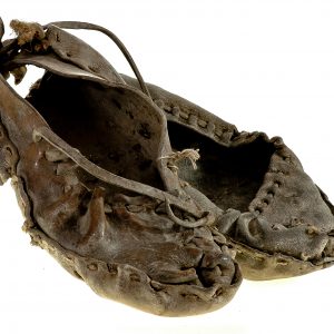 525 etnografia - Łemkowskie chodaki męskie, kurple,  używane w skalniku, 1904 r., wys. ok. 7 cm, szer. ok. 12 cm, gł. ok. 30 cm