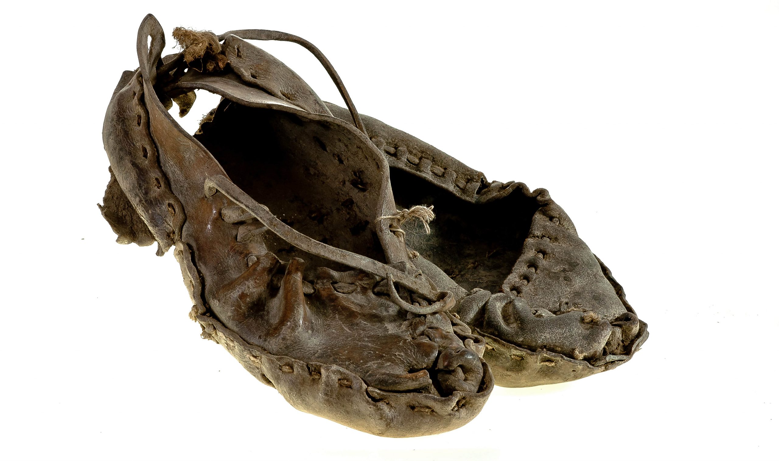 525 etnografia - Łemkowskie chodaki męskie, kurple,  używane w skalniku, 1904 r., wys. ok. 7 cm, szer. ok. 12 cm, gł. ok. 30 cm