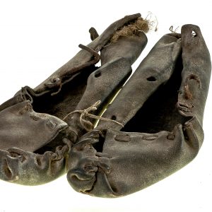 527 etnografia - chodaki kobiece, łemkowskie, kurple, ze skalnika, 1914 r., wys. ok. 5 cm, szer. ok. 11 cm, dł. ok. 30 cm