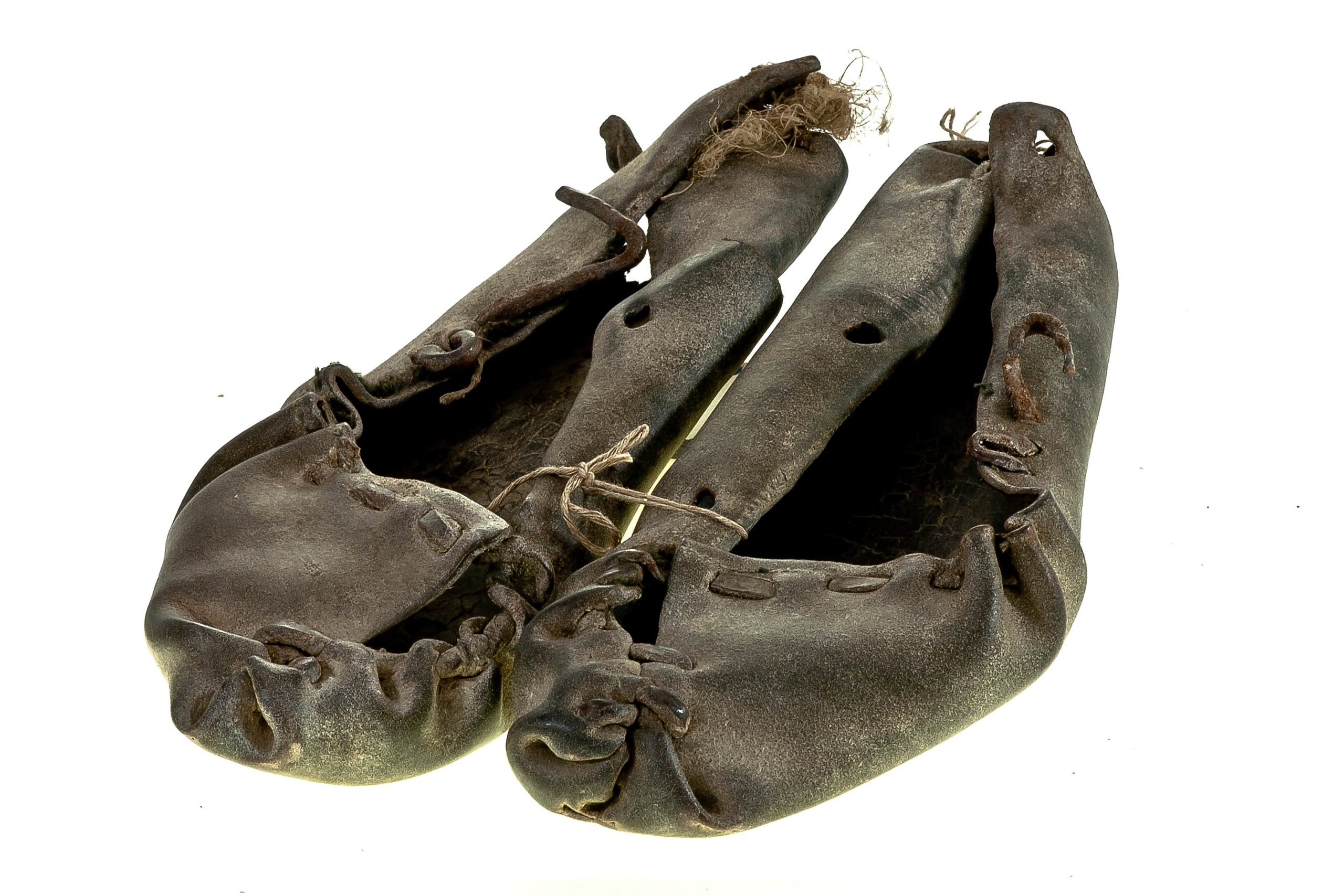 527 etnografia - chodaki kobiece, łemkowskie, kurple, ze skalnika, 1914 r., wys. ok. 5 cm, szer. ok. 11 cm, dł. ok. 30 cm