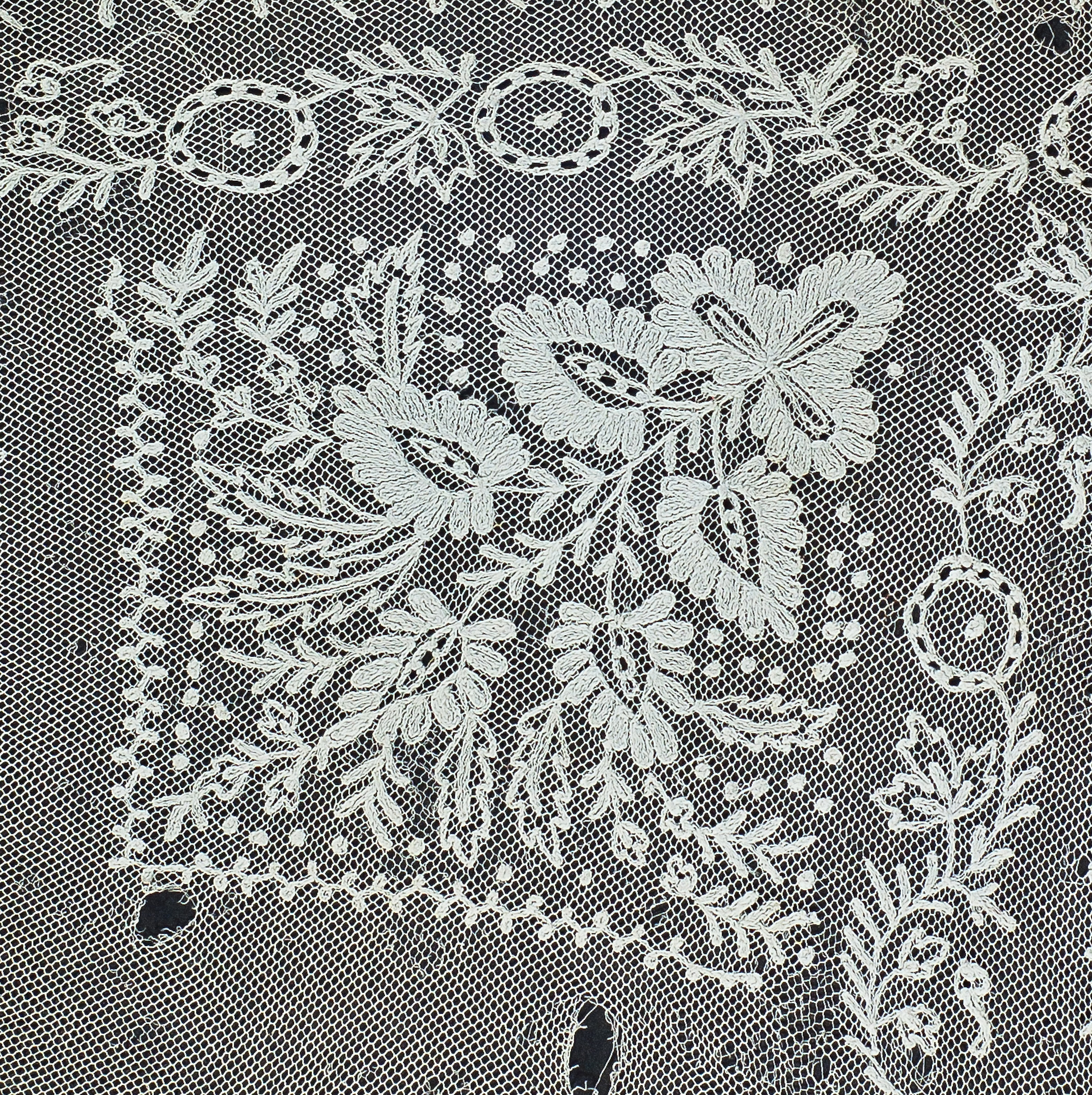 533 etnografia - fragment chusty czepcowej, samoklęski, sprzed 1939 r., haft biały, płaski na tiulu, dł. 30 cm, szer. 24 cm