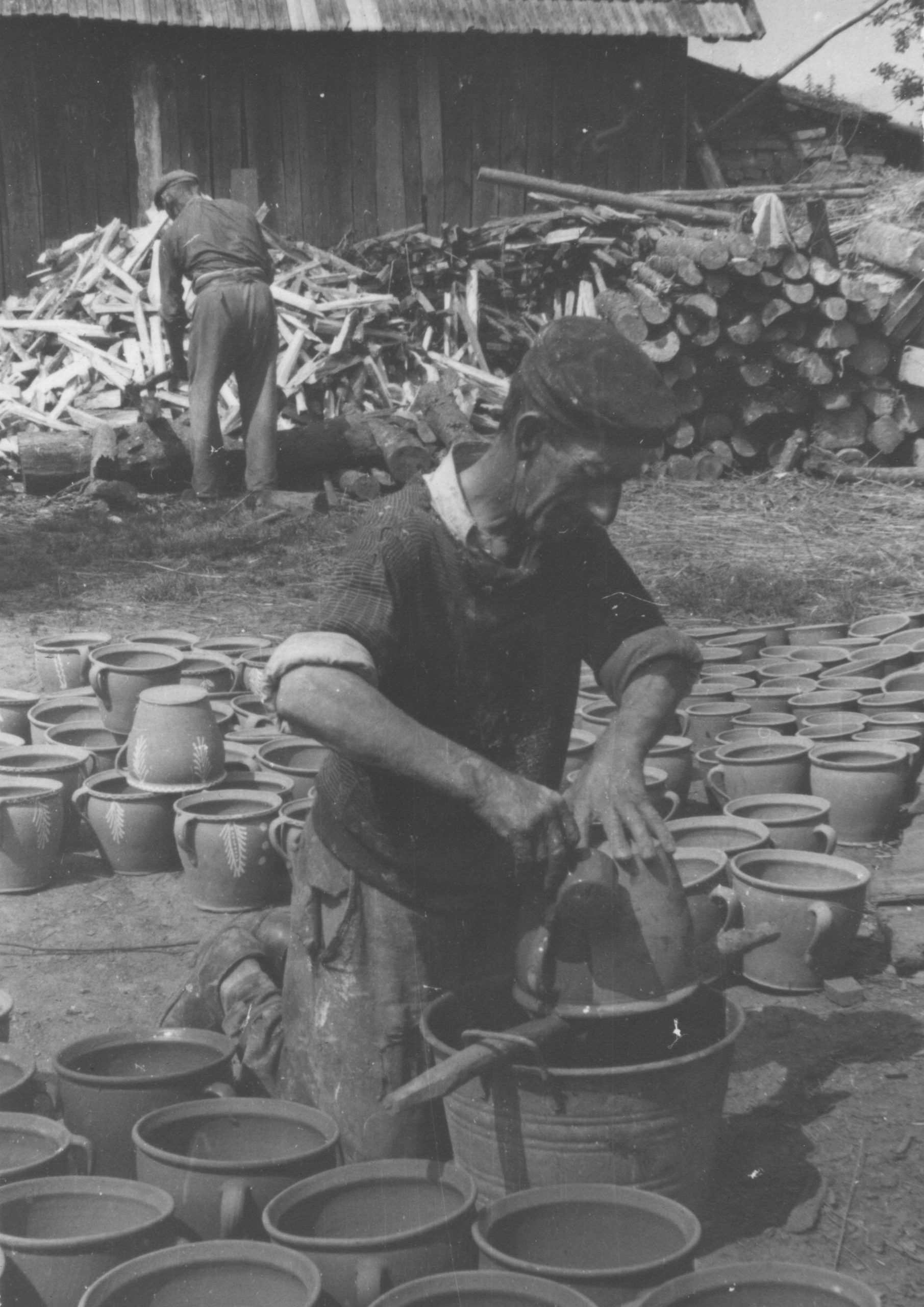 60 A.F. Etnografia, Garncarz Stefan Gajda przy pracy