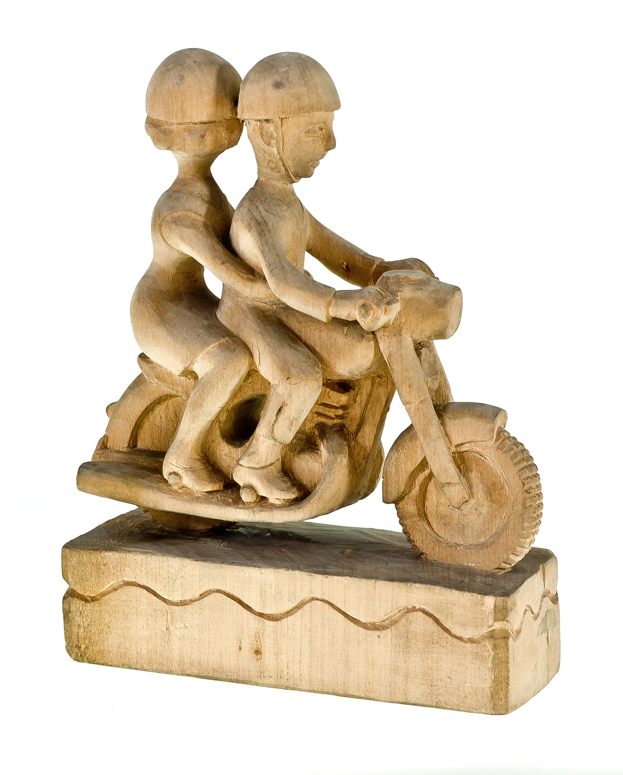617 etnografia - motocyklista - rzeźba drewniana autorstwa stanisława augustyna z kamienicy dolnej, 1964 r., wys. 18,5 cm, szer. 14,2 cm, gł. 6 cm