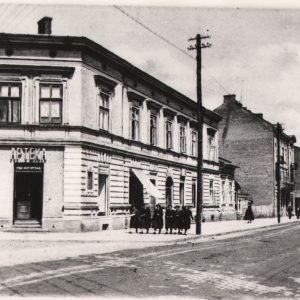 64 af ul 3-go maja i czackiego apteka i uczennice gimnazjum żeńskiego przed 1939 r.