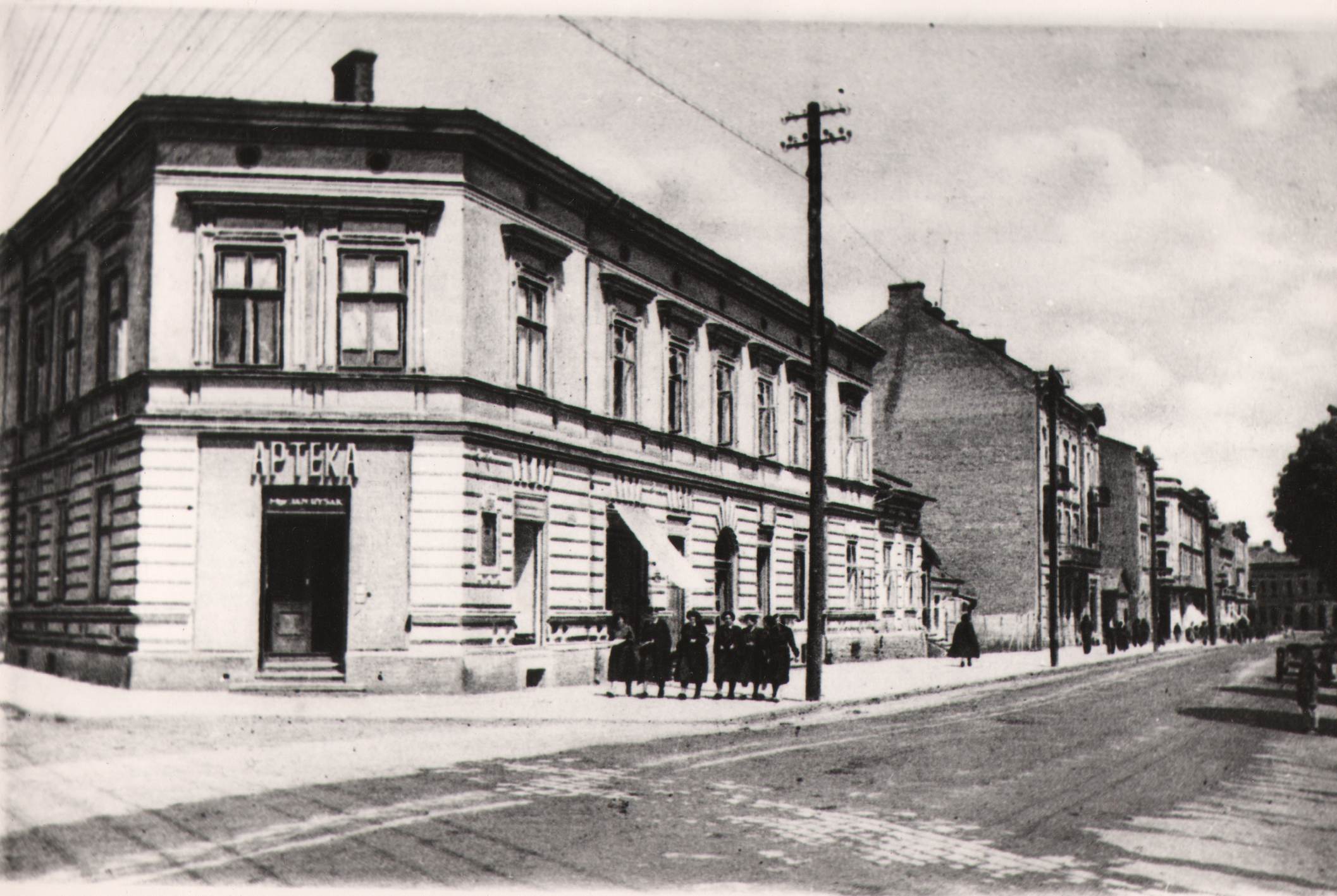 64 af ul 3-go maja i czackiego apteka i uczennice gimnazjum żeńskiego przed 1939 r.