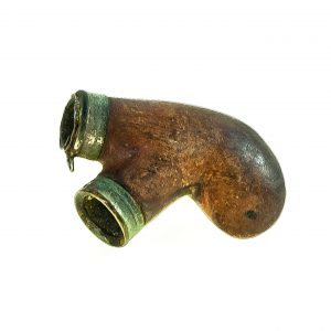 64 etnografia - fajka drewniana, dębowiec, wys. 4,7 cm, dł. 6 cm, średnice otworów 1,4x1,7 cm  .jpg