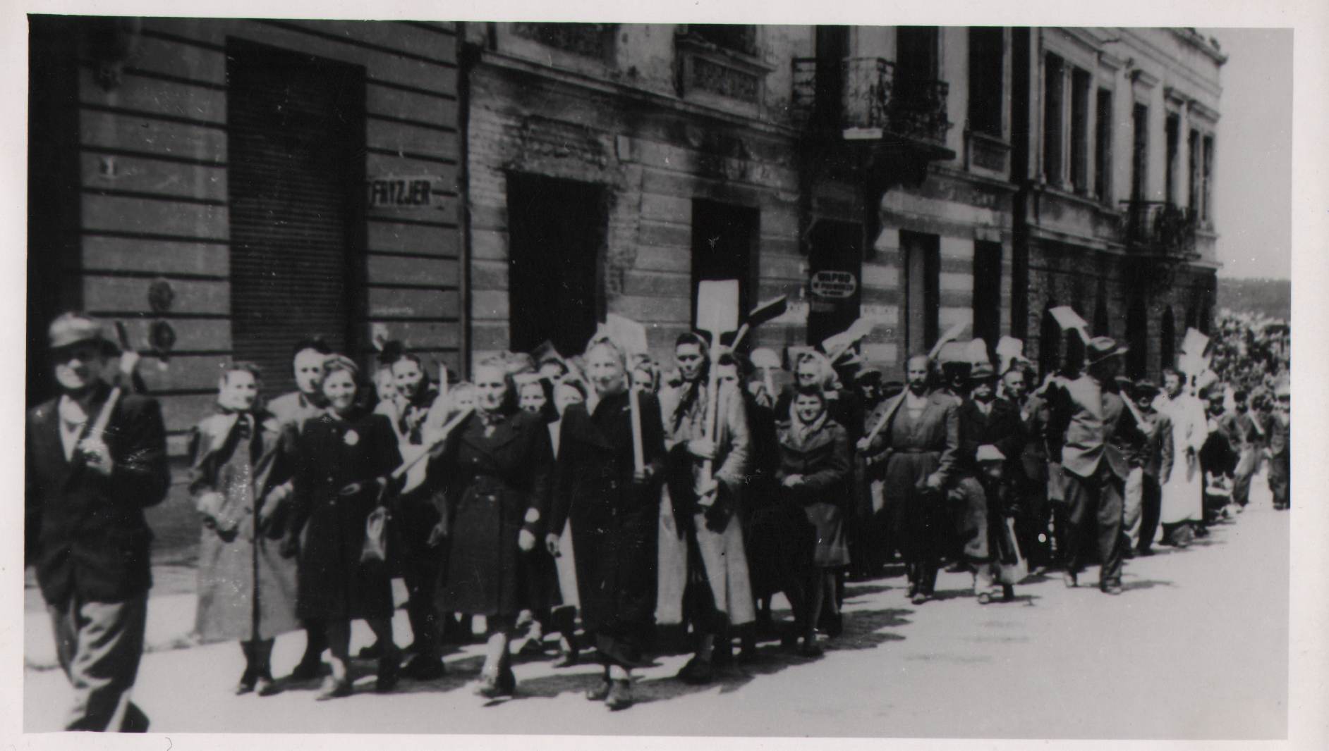 70  af jasła ul kazimierza wielkiego manifestacja na rzecz odbudowy 1945 r.