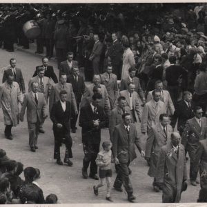 72 af członkowie cechu rzemiosł różnych w pochodzie pierwszomajowym po 1945 r.