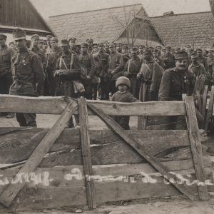 7538-6 afh internowani w obozie w huszt po buncie ii brygady legionów kolumna pod strażą, wyjazd do udine. 1918 r.