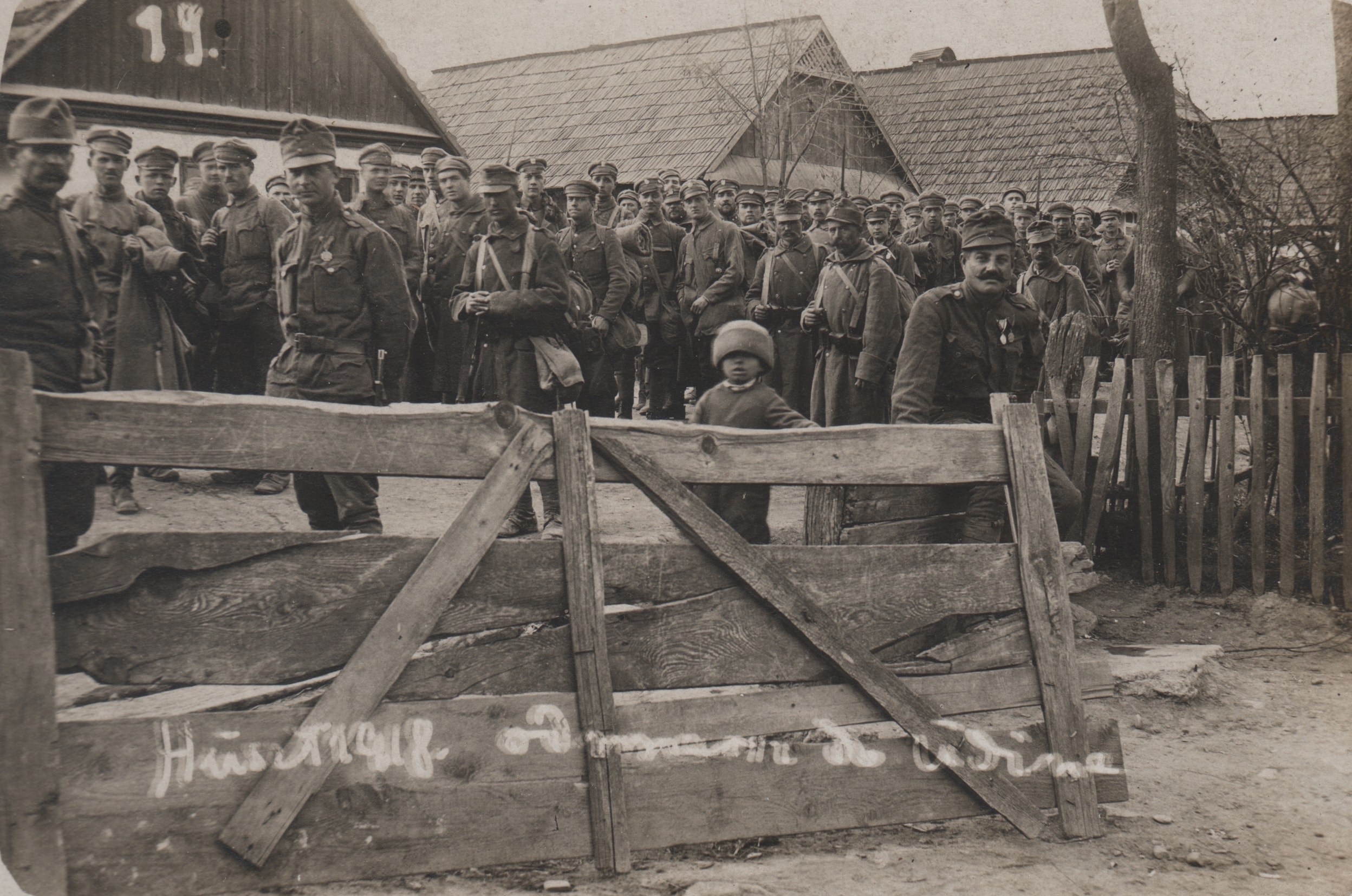 7538-6 afh internowani w obozie w huszt po buncie ii brygady legionów kolumna pod strażą, wyjazd do udine. 1918 r.