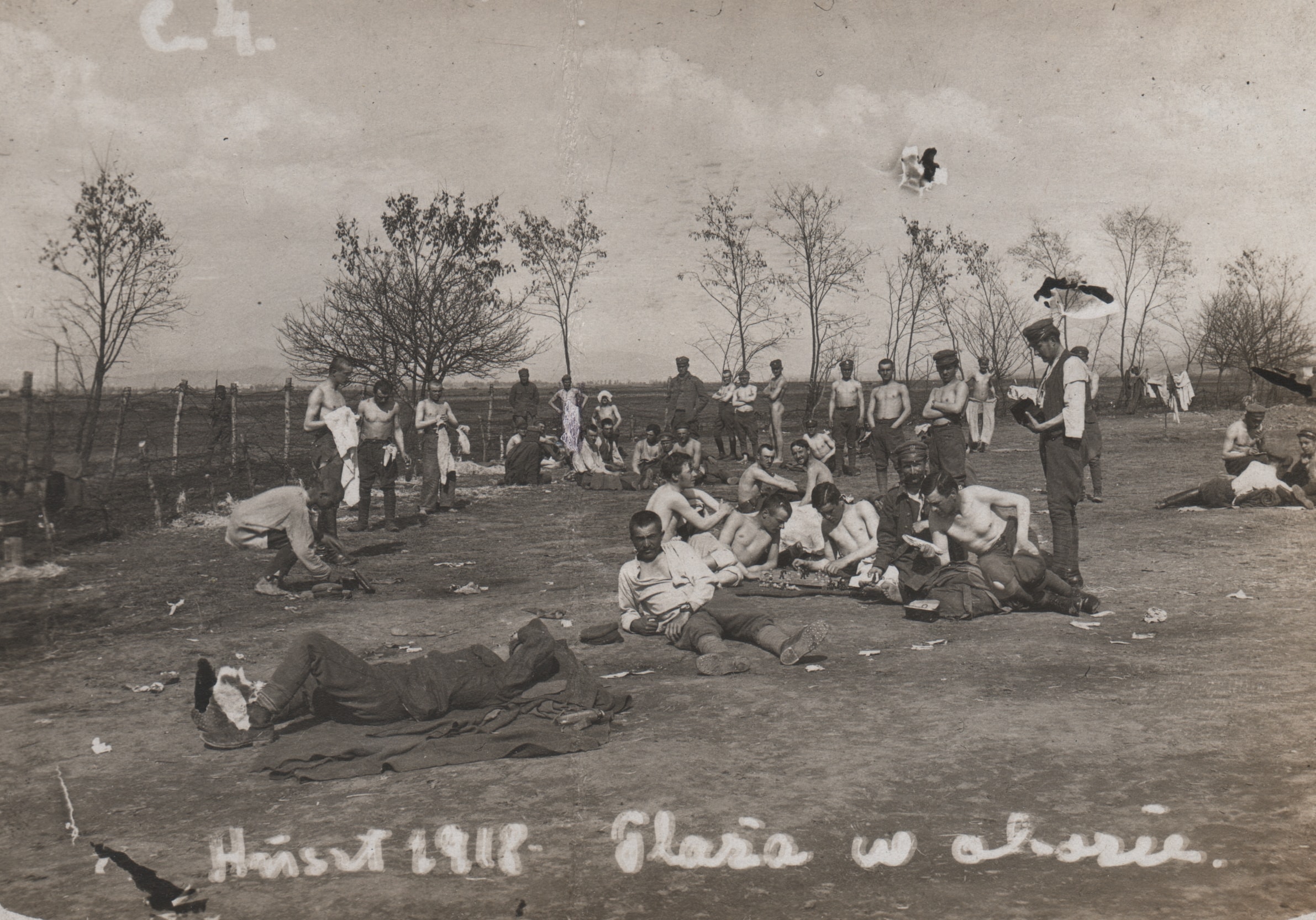 7538-8 afh internowani w obozie w huszt po buncie ii brygady legionów "plaża"