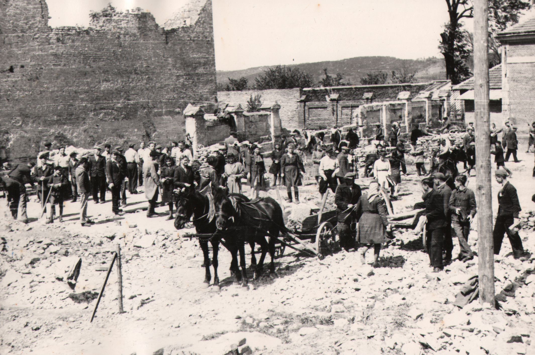 86  af jasło, odgruzowywanie miejsca po budynku gimnazjum, 1945 r.