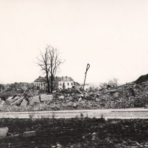90 af jasło ruiny banku polskiego przy ul. kościuszki, 1945 r.