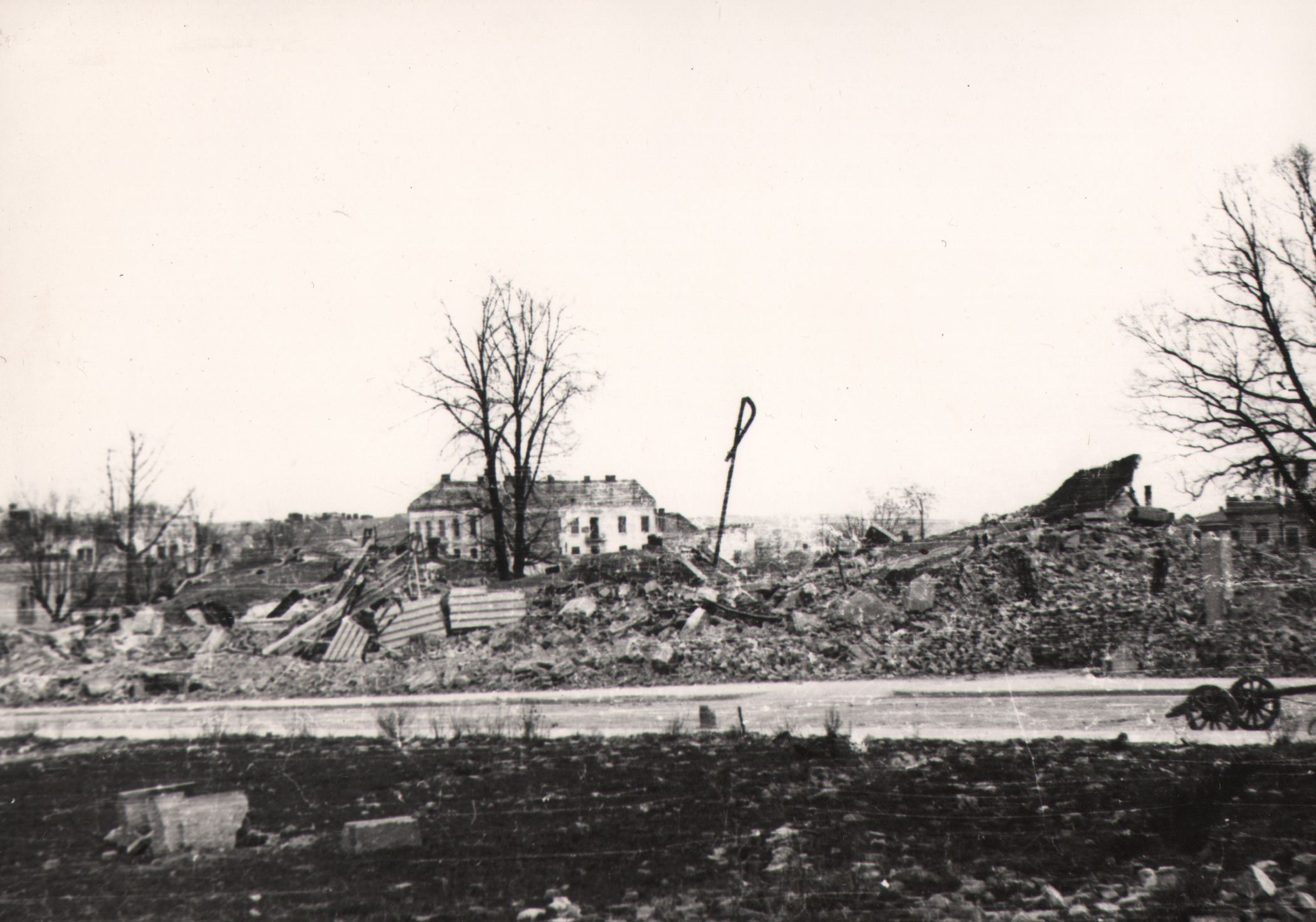 90 af jasło ruiny banku polskiego przy ul. kościuszki, 1945 r.