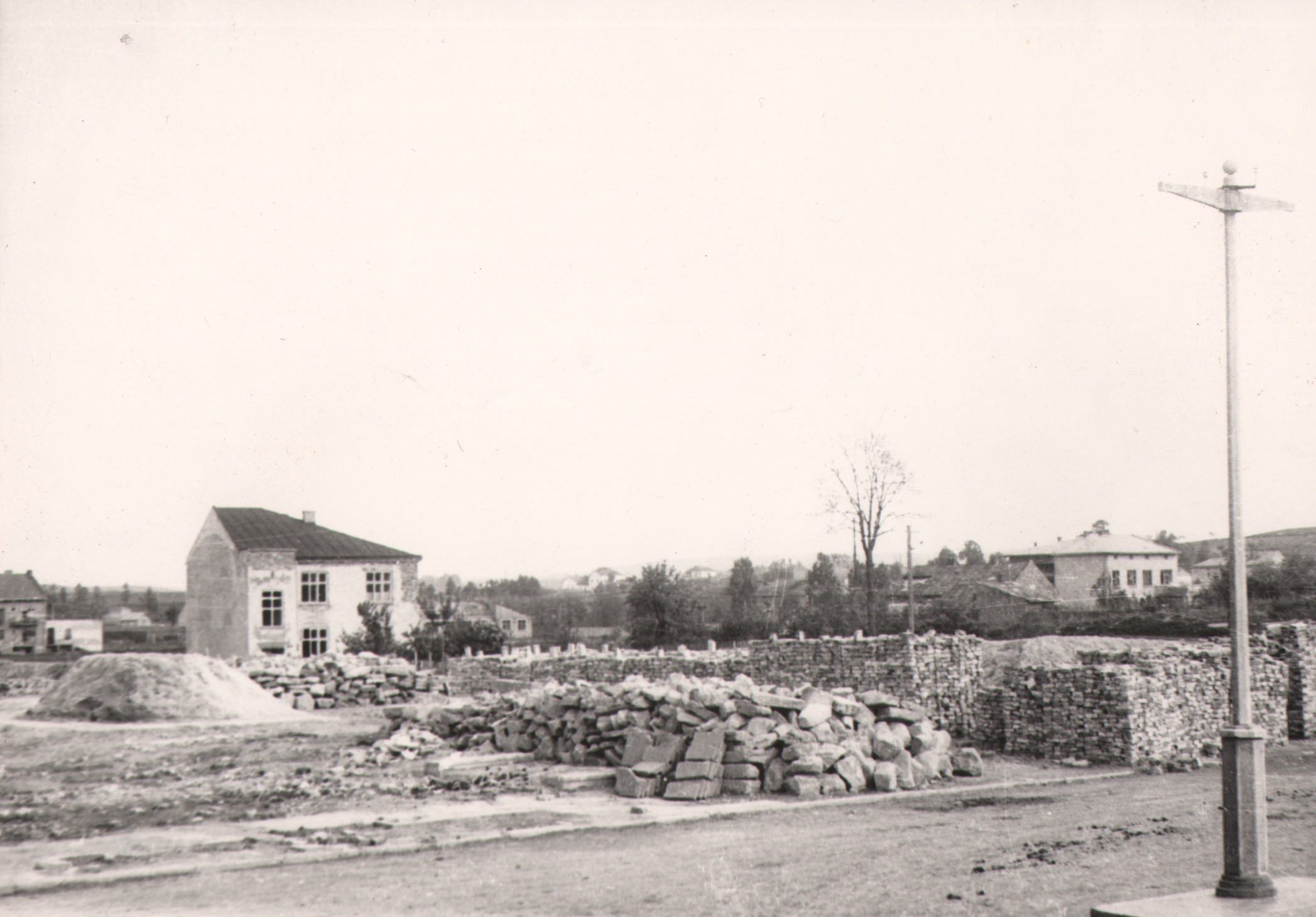 91  jasło, ruiny magistratu, plac w głębi po lewej to dom kiełbasy przy h sawickiej i jurysia przy Śniadeckich, 1945 r.