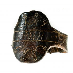 919 etnografia - ryfa do dyszla, bieździadka, 1918 r., długość osi dłuższej - 9,8 cm, oś krótsza - 7,5 cm, wys. 9,5 cm i 3,4 cm