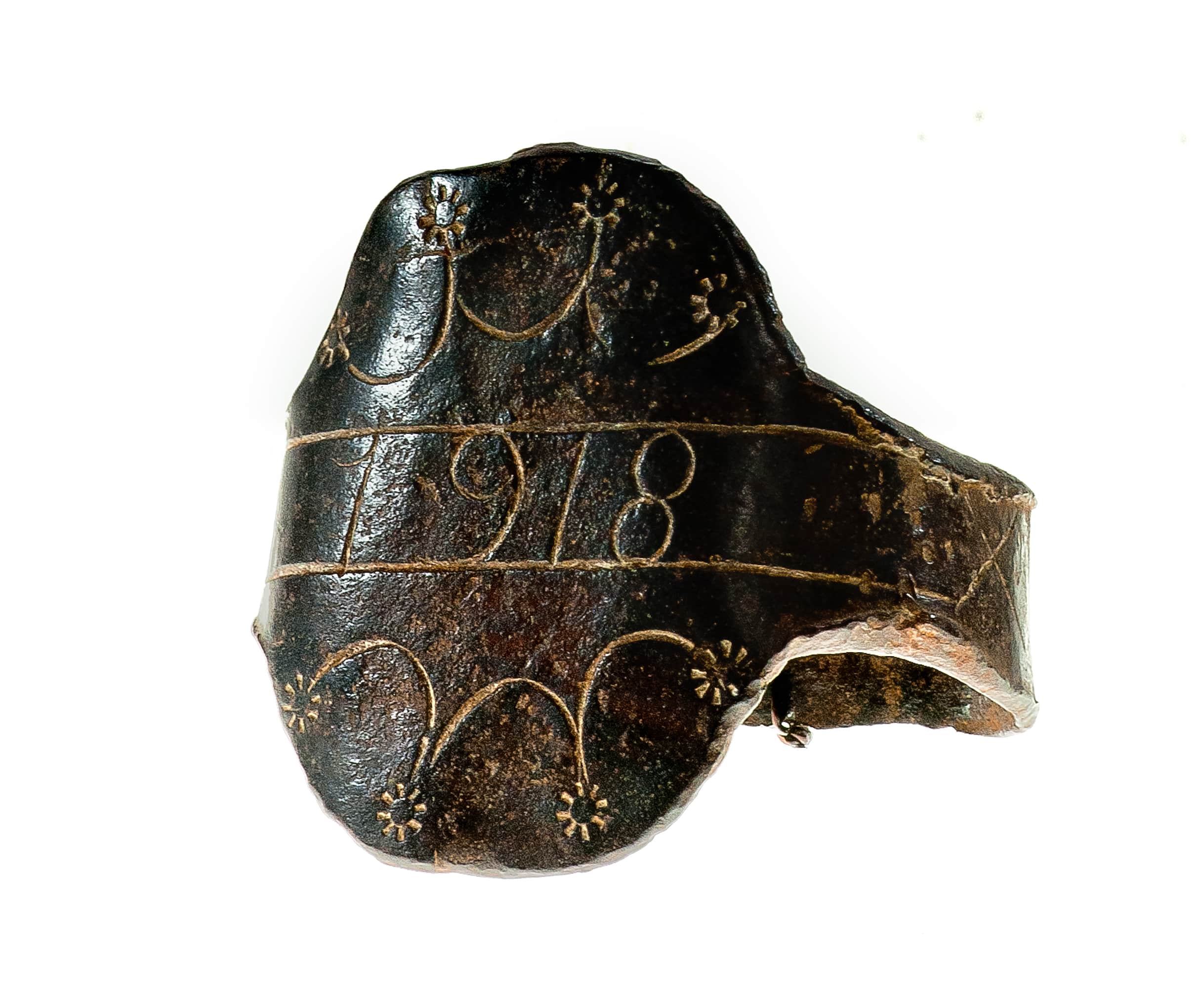 919 etnografia - ryfa do dyszla, bieździadka, 1918 r., długość osi dłuższej - 9,8 cm, oś krótsza - 7,5 cm, wys. 9,5 cm i 3,4 cm