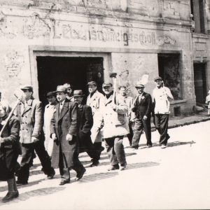 92  jasło, ruiny przy k. wielkiego 9 maja 1946 r. mieszkańcy w drodze do odgruzowania miasta.