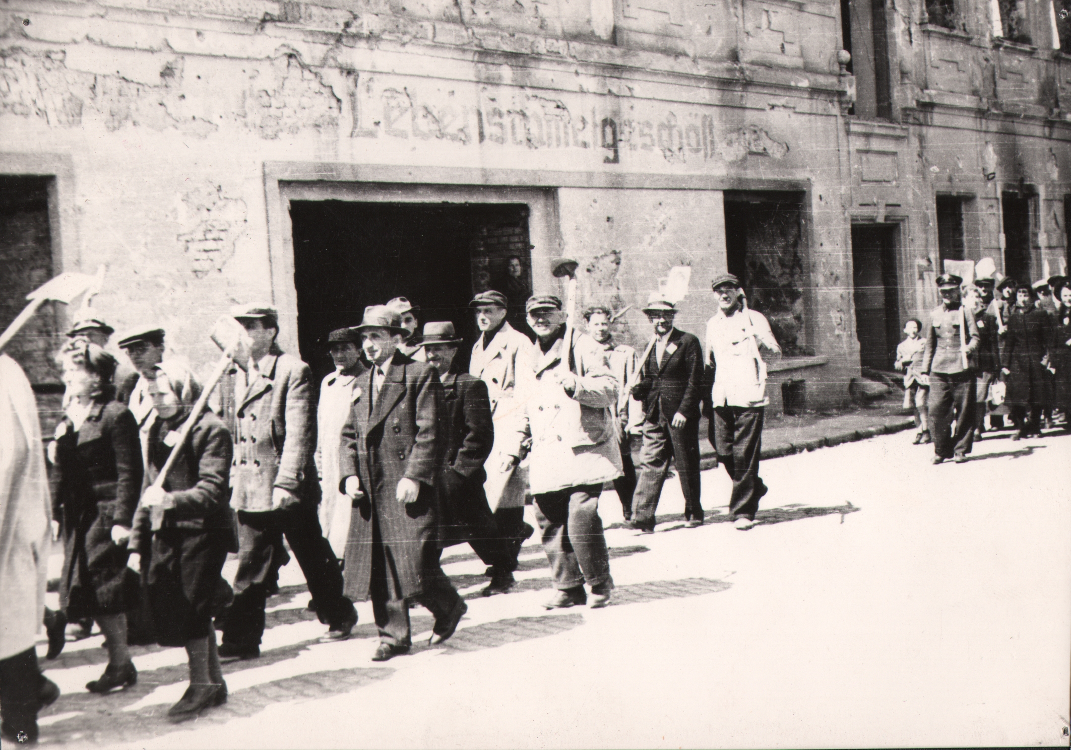 92  jasło, ruiny przy k. wielkiego 9 maja 1946 r. mieszkańcy w drodze do odgruzowania miasta.