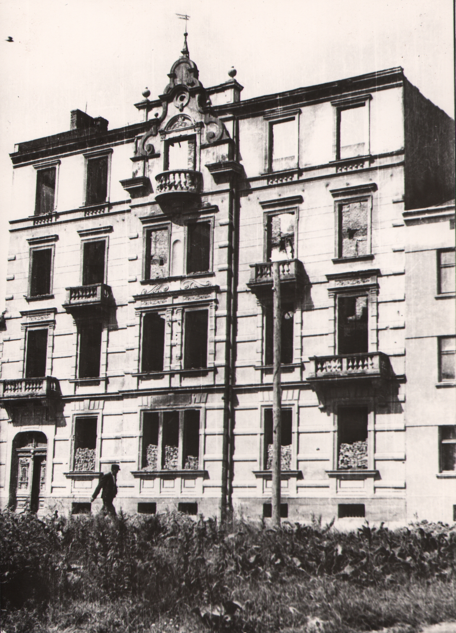 97 jasło ruiny budynku propera przy ul. kościuszki.  1956 r.