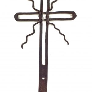 992 etnografia - krzyż metalowy kuty ręcznie, wykonał kowal z kleci przed 1918 rokiem, wys. 43,5 cm, szer. 23,5 cm, grubość blachy - 0,3 cm