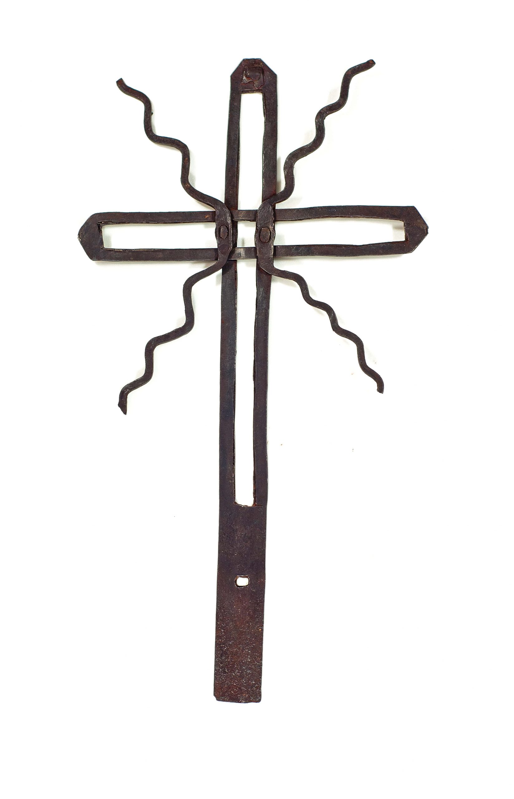 992 etnografia - krzyż metalowy kuty ręcznie, wykonał kowal z kleci przed 1918 rokiem, wys. 43,5 cm, szer. 23,5 cm, grubość blachy - 0,3 cm