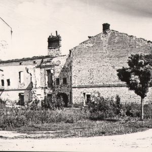 108 afh jasło, ruiny na rogu ul. kościuszki i dawnej chełmskiej, 1945 r. po ii wojnie światowej dom kultury kolejarz.