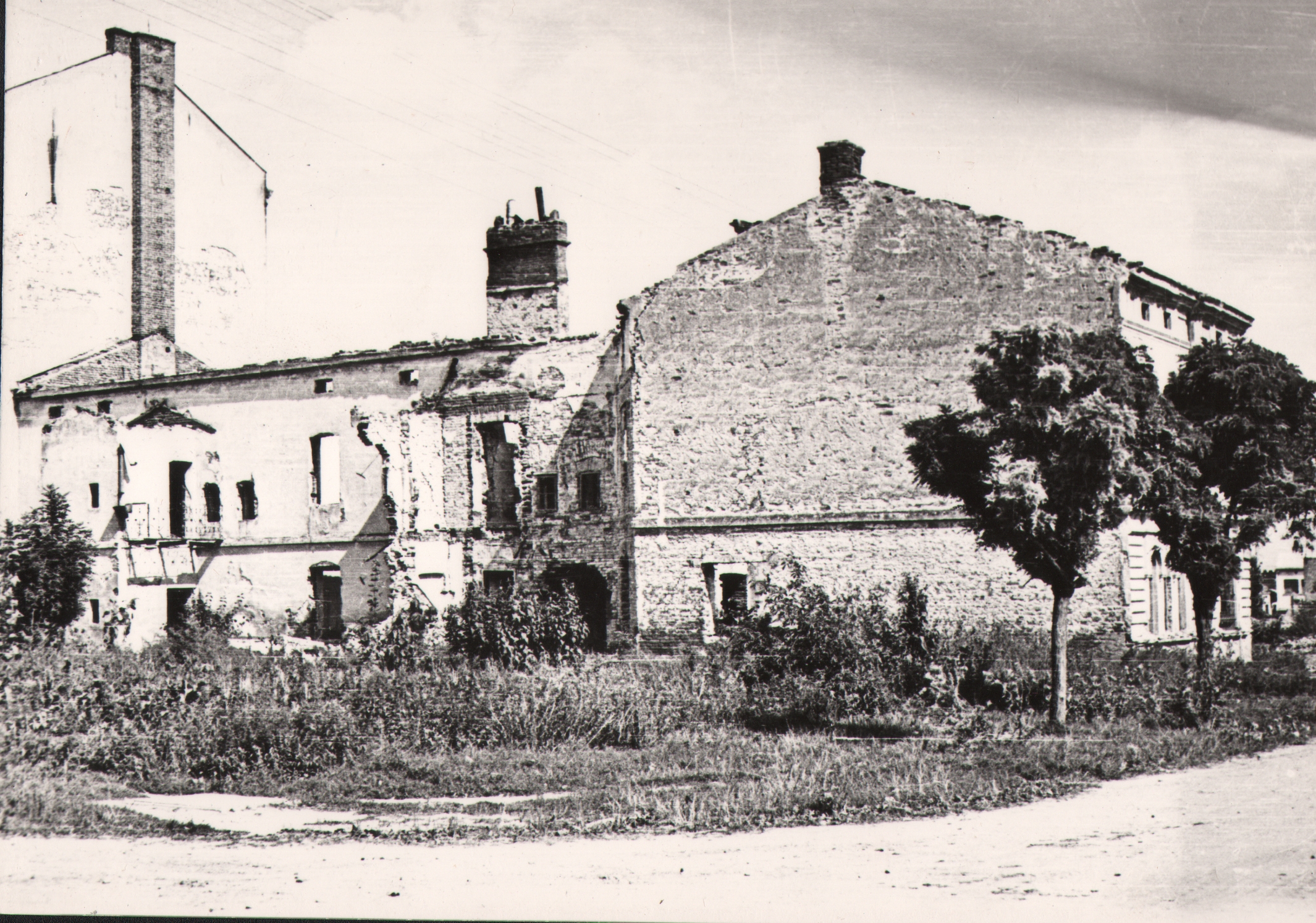 108 afh jasło, ruiny na rogu ul. kościuszki i dawnej chełmskiej, 1945 r. po ii wojnie światowej dom kultury kolejarz.