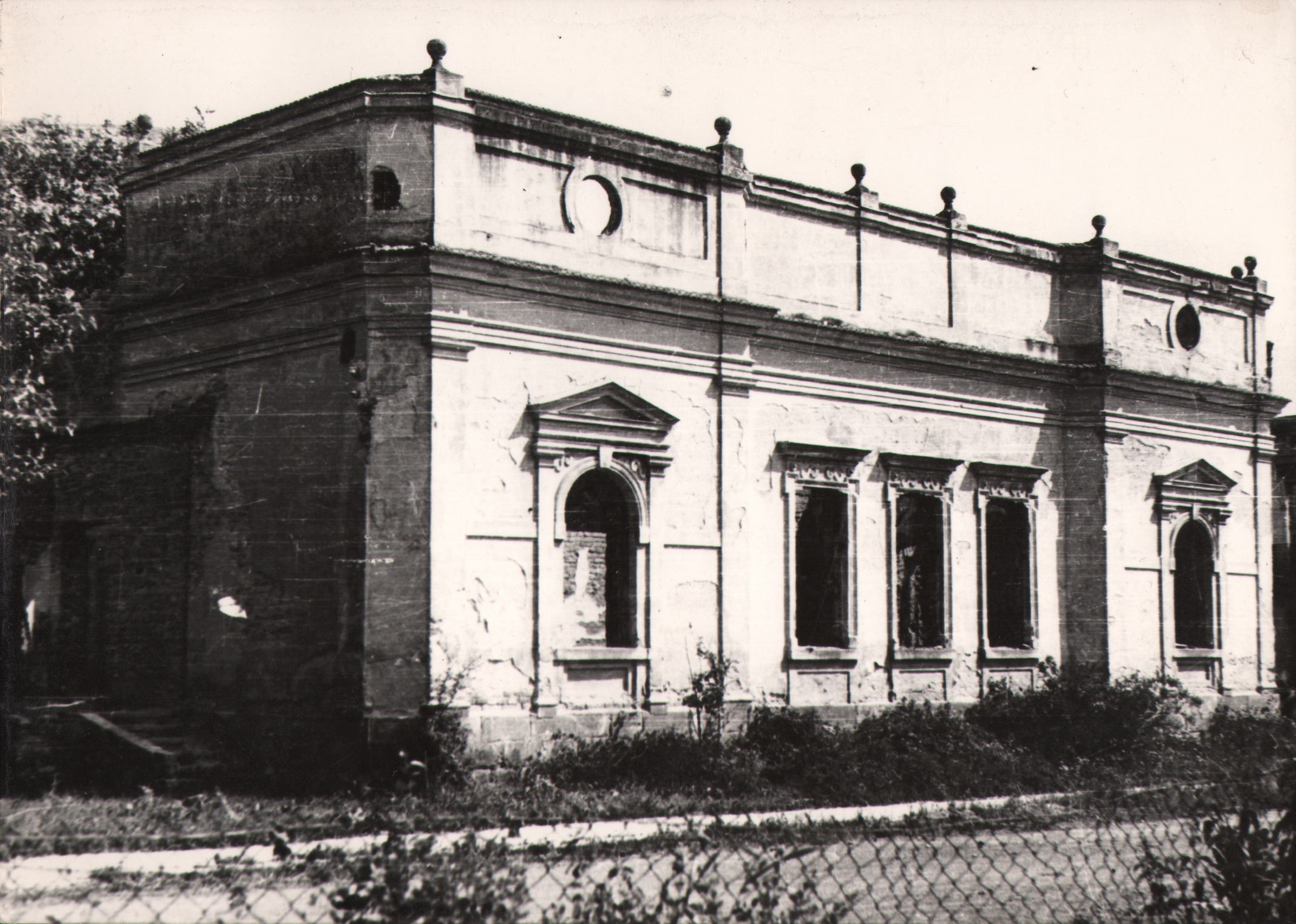 256 afh jasło ruiny domu rzońcy i kaplicy gimnazjalnej przy ul. czackiego 1945 r.