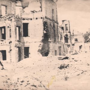 572 afh jasło, ruiny domów przy ulicy 3-go maja i asnyka, ruiny domów mellera i knebla. 1945 r.