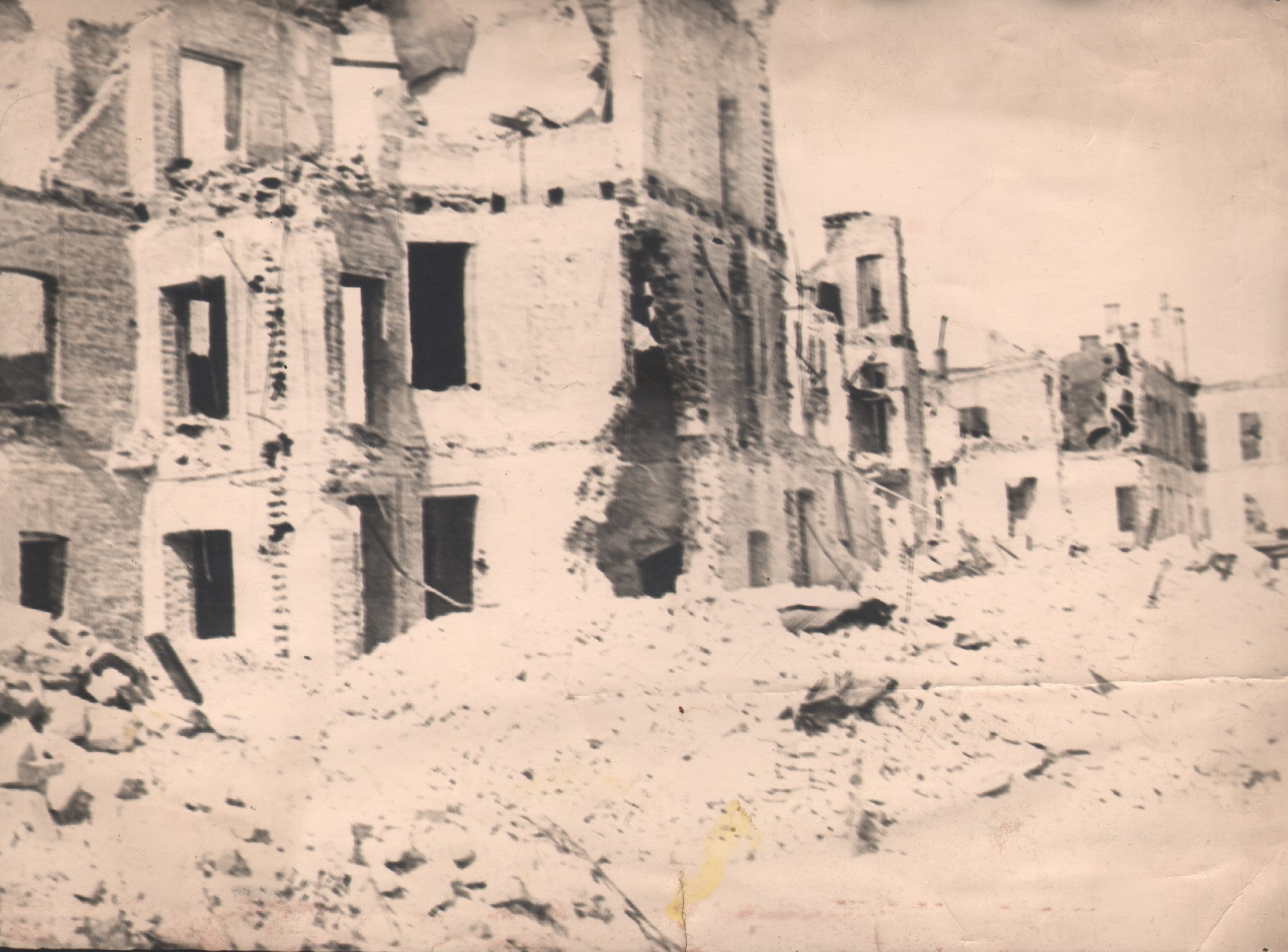 572 afh jasło, ruiny domów przy ulicy 3-go maja i asnyka, ruiny domów mellera i knebla. 1945 r.