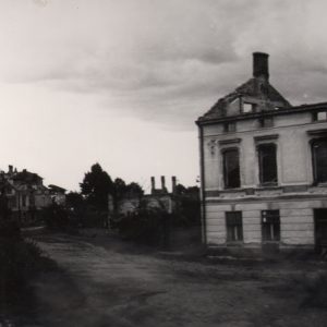 748 afh jasło,  ruiny przy ulicy władysława jagiełły z widokiem na bursę gimnazjalną, 1945 r. autor  wojciech walczak