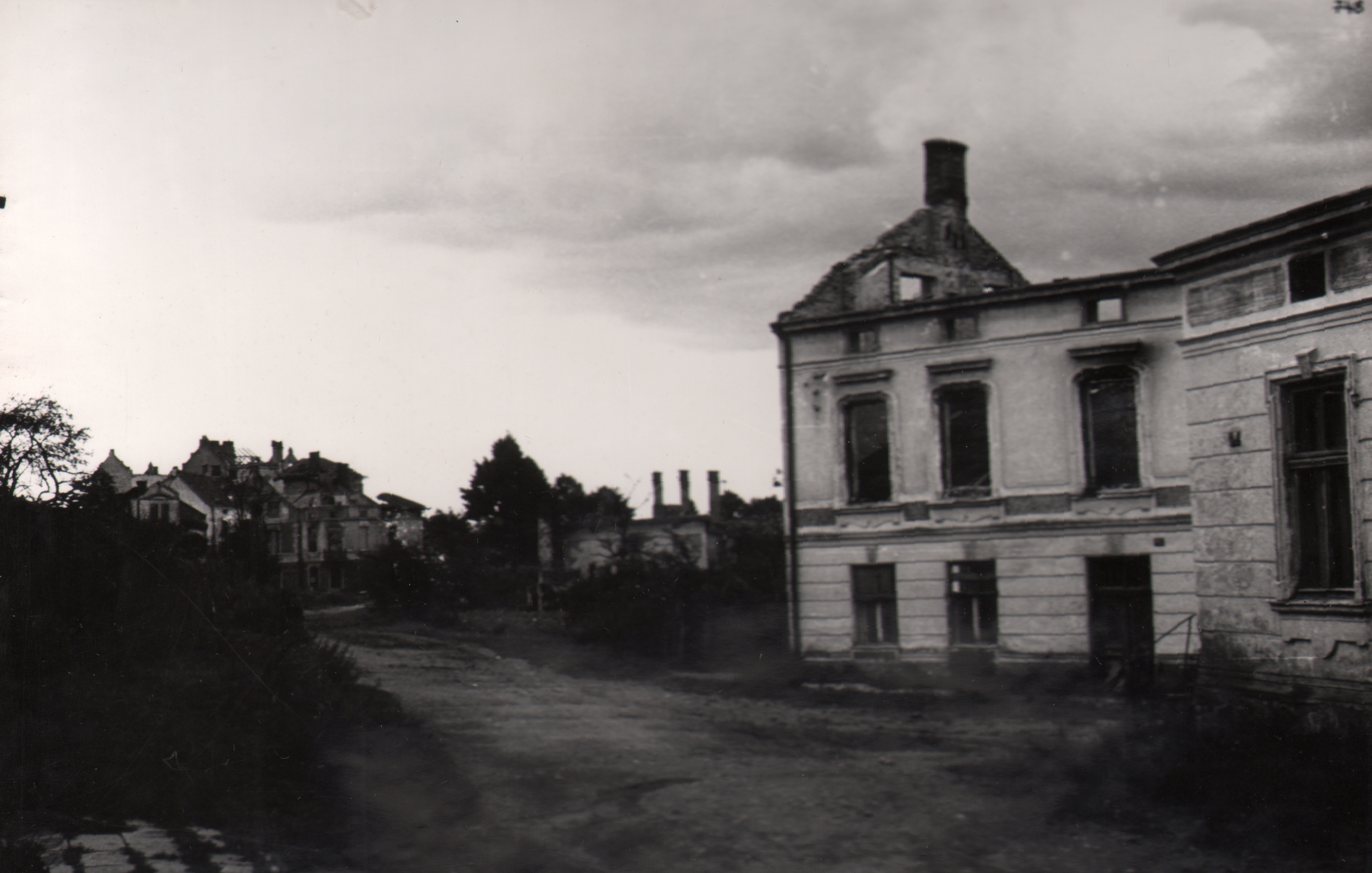 748 afh jasło,  ruiny przy ulicy władysława jagiełły z widokiem na bursę gimnazjalną, 1945 r. autor  wojciech walczak